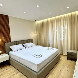 Hotel E&r At Myslym Shyri
